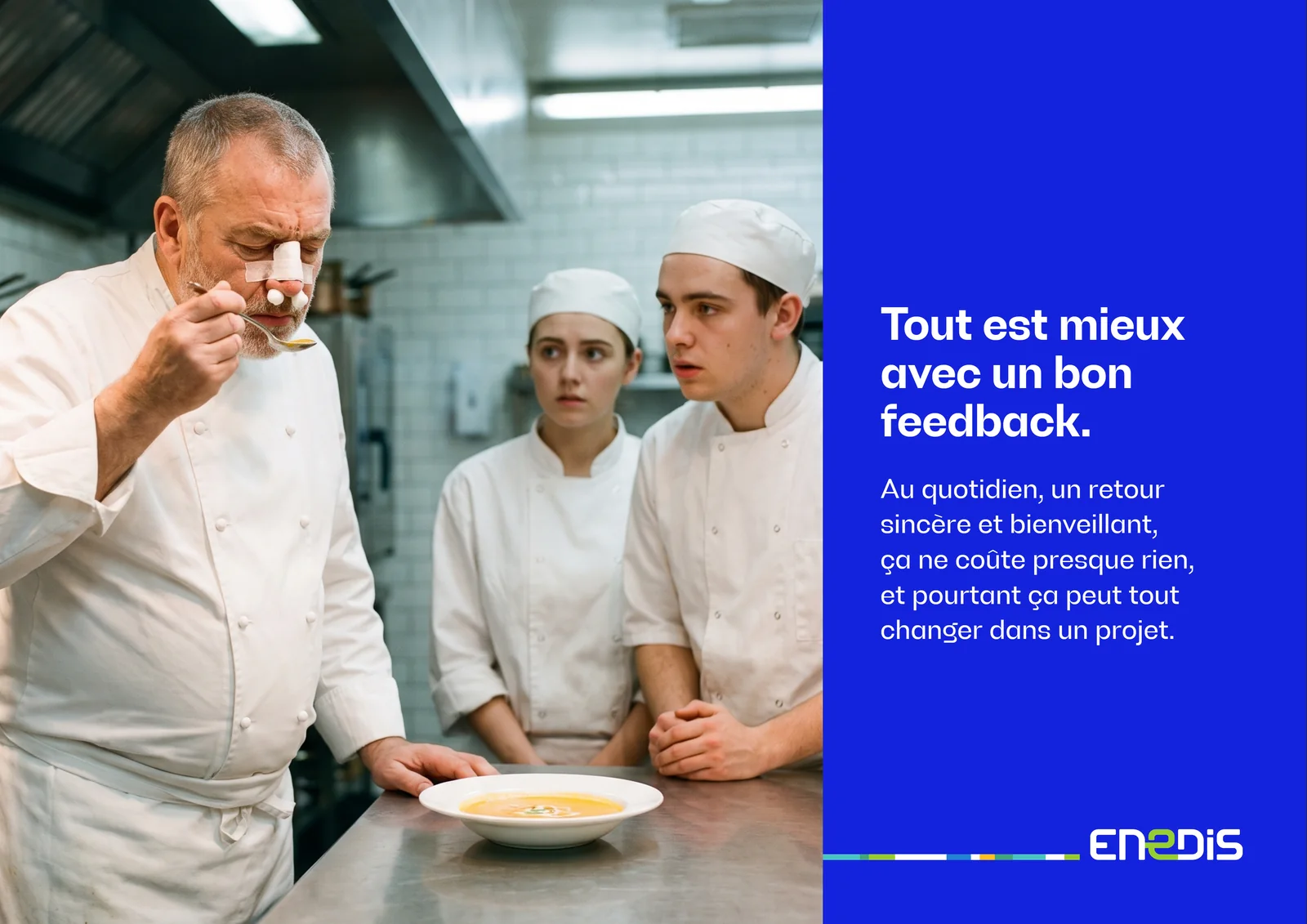 Affiche : un chef goûte une soupe le nez bouché devant ses commis. Tout est mieux avec un bon feedback.